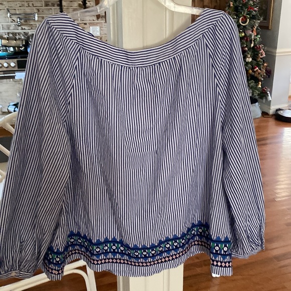 VINEYARD VINES Geo Prep Embroidered Open Neck Top - Picture 4 of 5